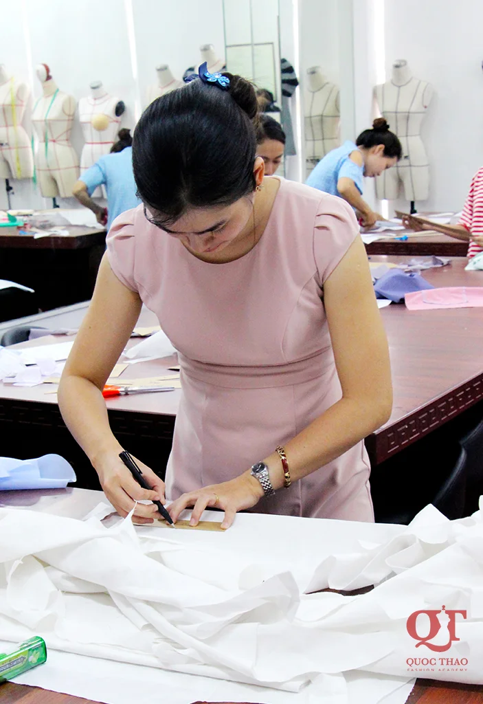Lớp học cắt may 4